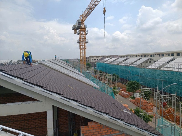 Thi công lợp ngói - Công Ty Cổ Phần Thương Mại Nắng Vàng