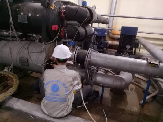 Kỹ thuật viên sửa Chiller tại công trình
