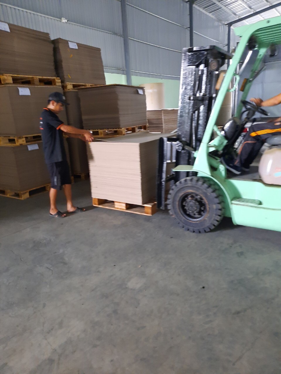 Hình ảnh nhà xưởng công ty Kinh Lam Phát - Giấy Carton Bìa Cứng Kinh Lam Phát - Công Ty TNHH Sản Xuất Thương Mại Kinh Lam Phát