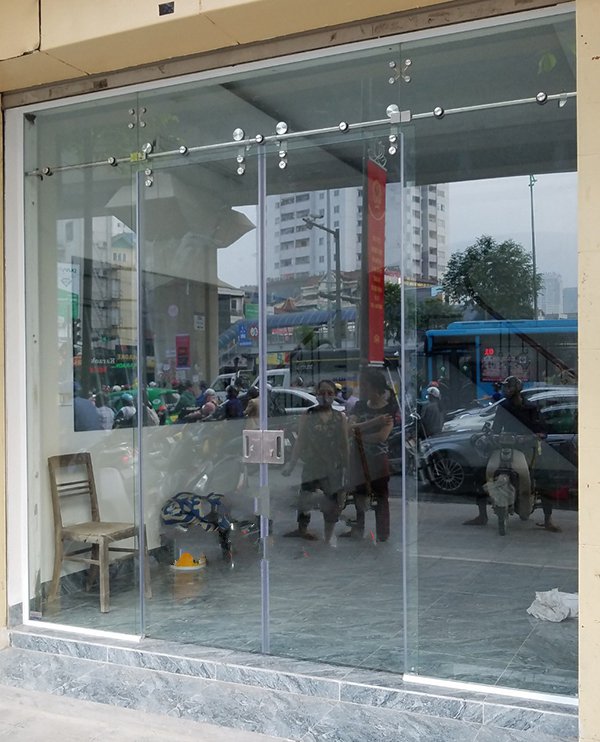 Cửa kính cường lực cho nhà mặt đường - Kính Cường Lực Văn Thìn Glass - Xưởng Nhôm Kính Dân Dụng Bắc Ninh