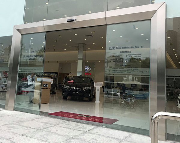 Kính cường lực tự động showroom