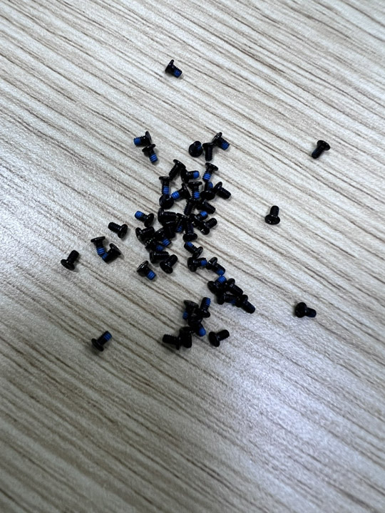 Vít nhỏ 1.4x1.3 mạ đen phủ keo màu xanh - ốc Vít Kỹ Thuật T&H - Công Ty TNHH T&H Tech
