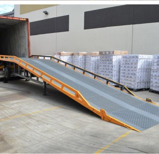 Cầu dẫn xe nâng lên container