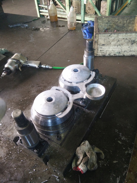 Khuôn đột cắt ba via đúc nhôm
