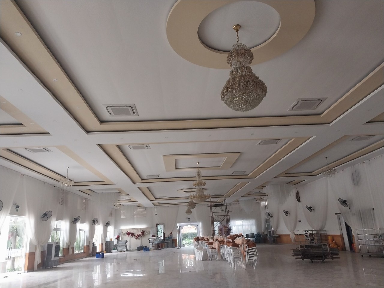 Thi công máy lạnh âm trần cho nhà hàng tiệc cưới Tâm Hậu Đức Trọng Tâm