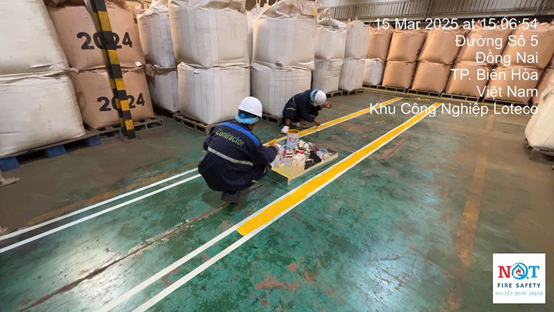 Sơn vạch kẻ đường lối thoát hiểm - Hệ Thống PCCC Nguyễn Quốc Thịnh - Hộ Kinh Doanh Cơ Sở Nguyễn Quốc Thịnh