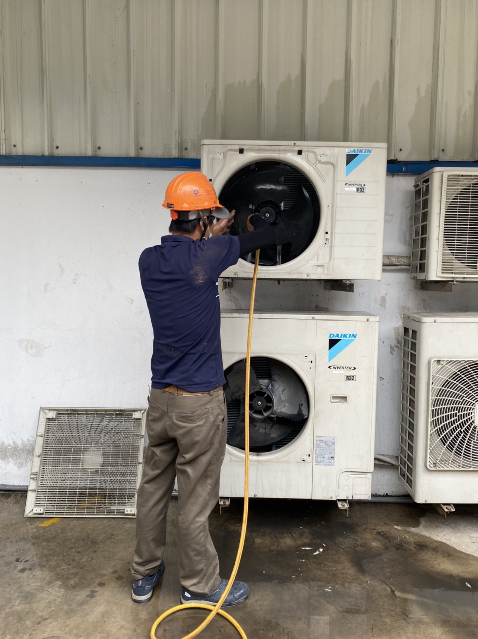 Vệ sinh bảo dưỡng hệ thống quạt làm mát nhà xưởng Air Cooler - Điện Lạnh Công Nghiệp Bình Dương - Công Ty TNHH Thương Mại Dịch Vụ Cơ Điện Lạnh VME