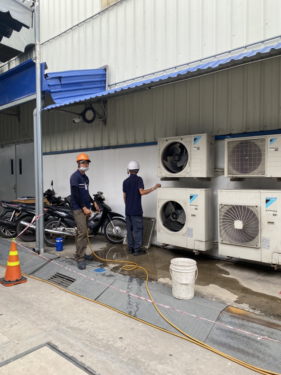 Vệ sinh bảo dưỡng hệ thống quạt làm mát nhà xưởng Air Cooler - Điện Lạnh Công Nghiệp Bình Dương - Công Ty TNHH Thương Mại Dịch Vụ Cơ Điện Lạnh VME
