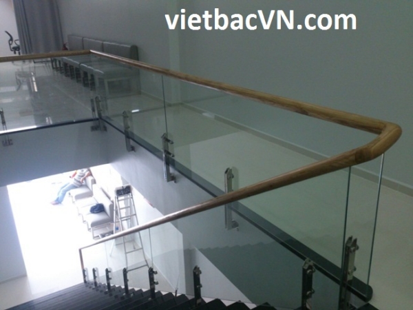 Lan can cầu thang kính - Công Ty TNHH Sản Xuất Thương Mại Xây Dựng Việt Bắc