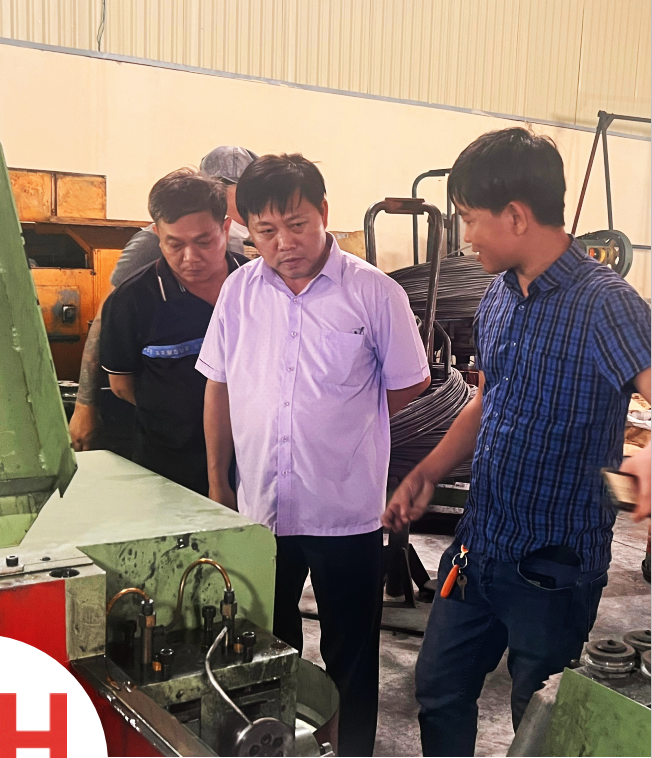 Khách hàng tham quan nhà máy