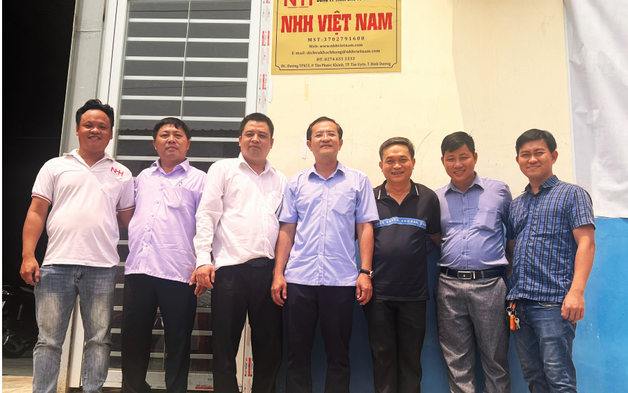 Khách hàng tham quan nhà máy