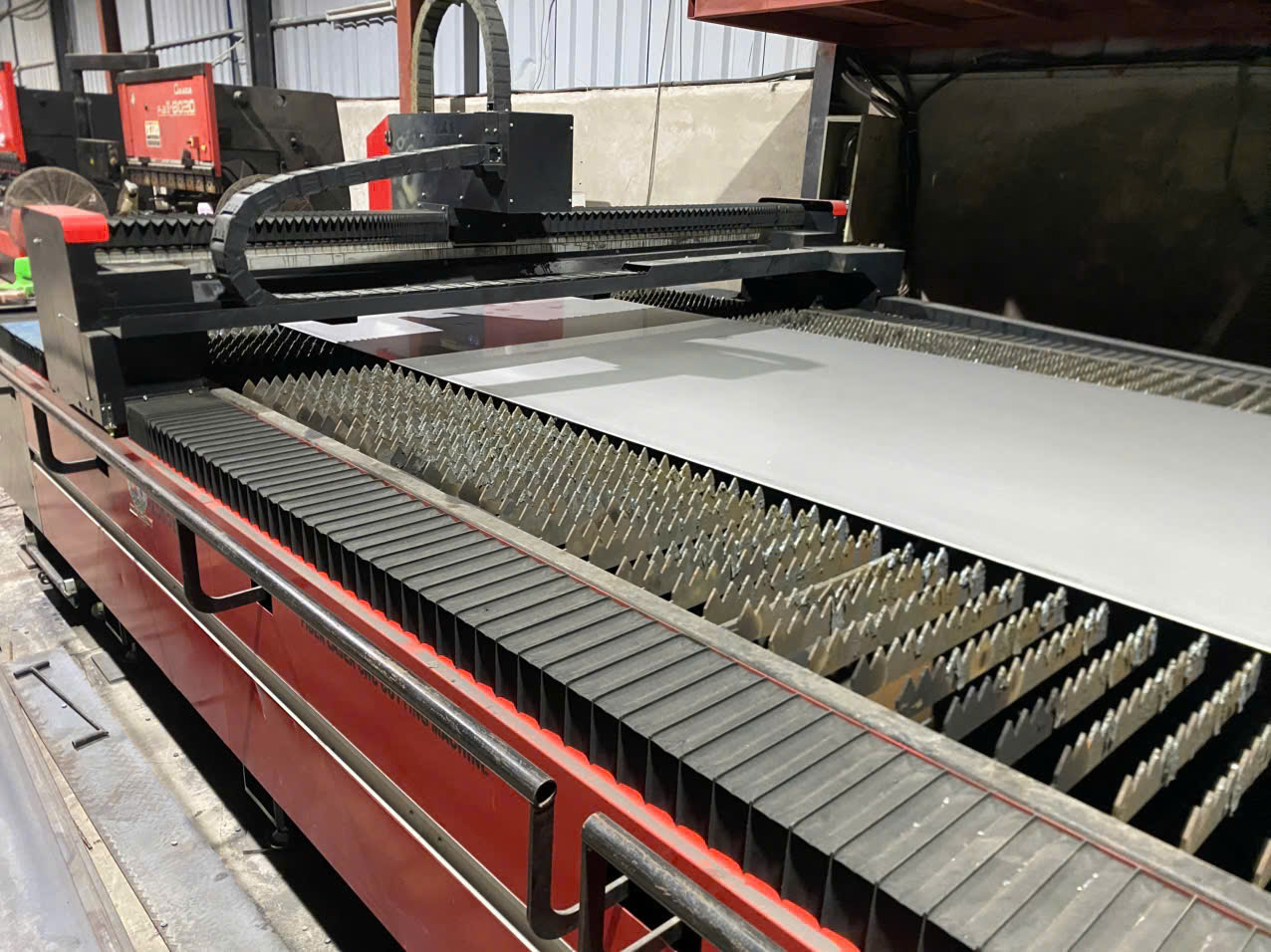 Gia công cắt sắt thép bằng máy Laser Fiber - Dịch Vụ Gia Công Cơ Khí & Cắt Laser Thắng Lợi Việt Nhật - Công Ty TNHH Thắng Lợi Việt Nhật