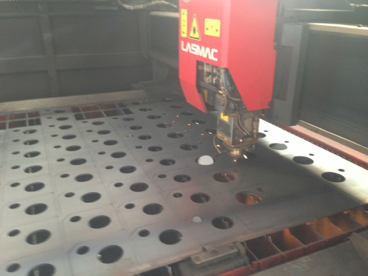 Gia công cắt sắt thép bằng máy Laser Fiber - Dịch Vụ Gia Công Cơ Khí & Cắt Laser Thắng Lợi Việt Nhật - Công Ty TNHH Thắng Lợi Việt Nhật