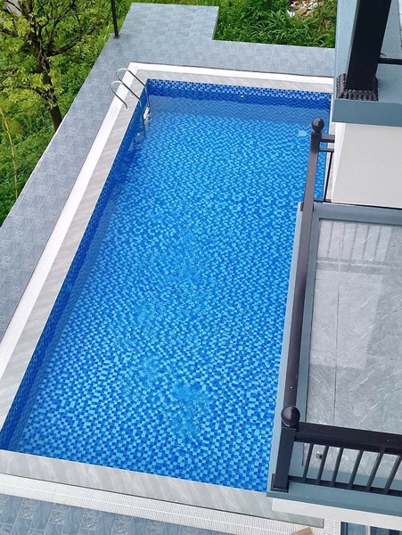 Gạch Mosaic thủy tinh kính ốp bể bơi và lên thành bể bơi