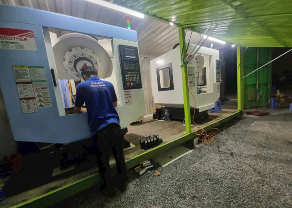 Nhân viên kỹ thuật An Khang bảo trì máy tại xưởng của khách hàng - CNC An Khang - Công Ty TNHH Cơ Khí Chính Xác An Khang
