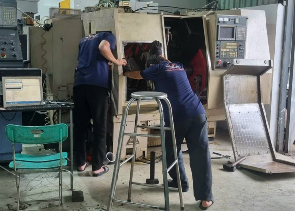Nhân viên kỹ thuật An Khang bảo trì máy tại xưởng của khách hàng - CNC An Khang - Công Ty TNHH Cơ Khí Chính Xác An Khang