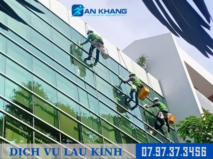 Dịch vụ lau kính - Vệ Sinh Công Nghiệp Vũng Tàu - Công Ty Cổ Phần Tập Đoàn Vệ Sinh Chuyên Nghiệp An Khang