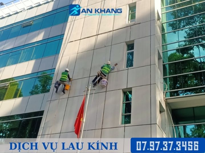 Dịch vụ lau kính - Vệ Sinh Công Nghiệp Vũng Tàu - Công Ty Cổ Phần Tập Đoàn Vệ Sinh Chuyên Nghiệp An Khang