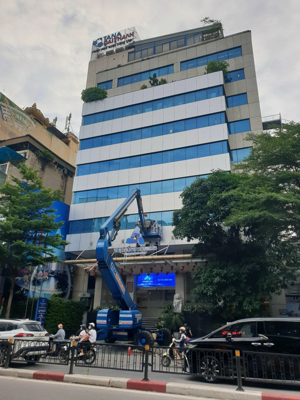 Thi công biển chữ nóc tòa nhà - Thi Công Quảng Cáo Tinh Hoa Việt - Công Ty TNHH Thương Mại Và Thi Công Quảng Cáo Tinh Hoa Việt