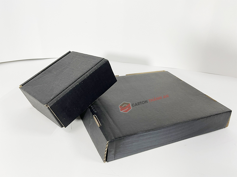 Hộp carton đen cỡ lớn 250x200x40 - Thùng Carton Thành An - Công Ty TNHH Sản Xuất Và In ấn Bao Bì Thành An