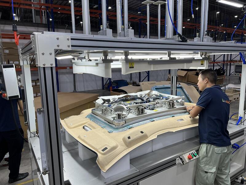 Máy gấp mép trần ô tô tự động
