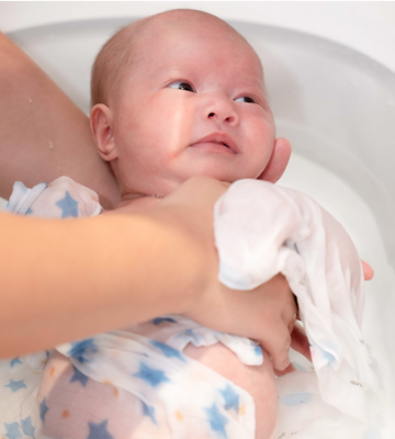 Tắm bé sơ sinh - Công Ty TNHH Vạn Phúc Care