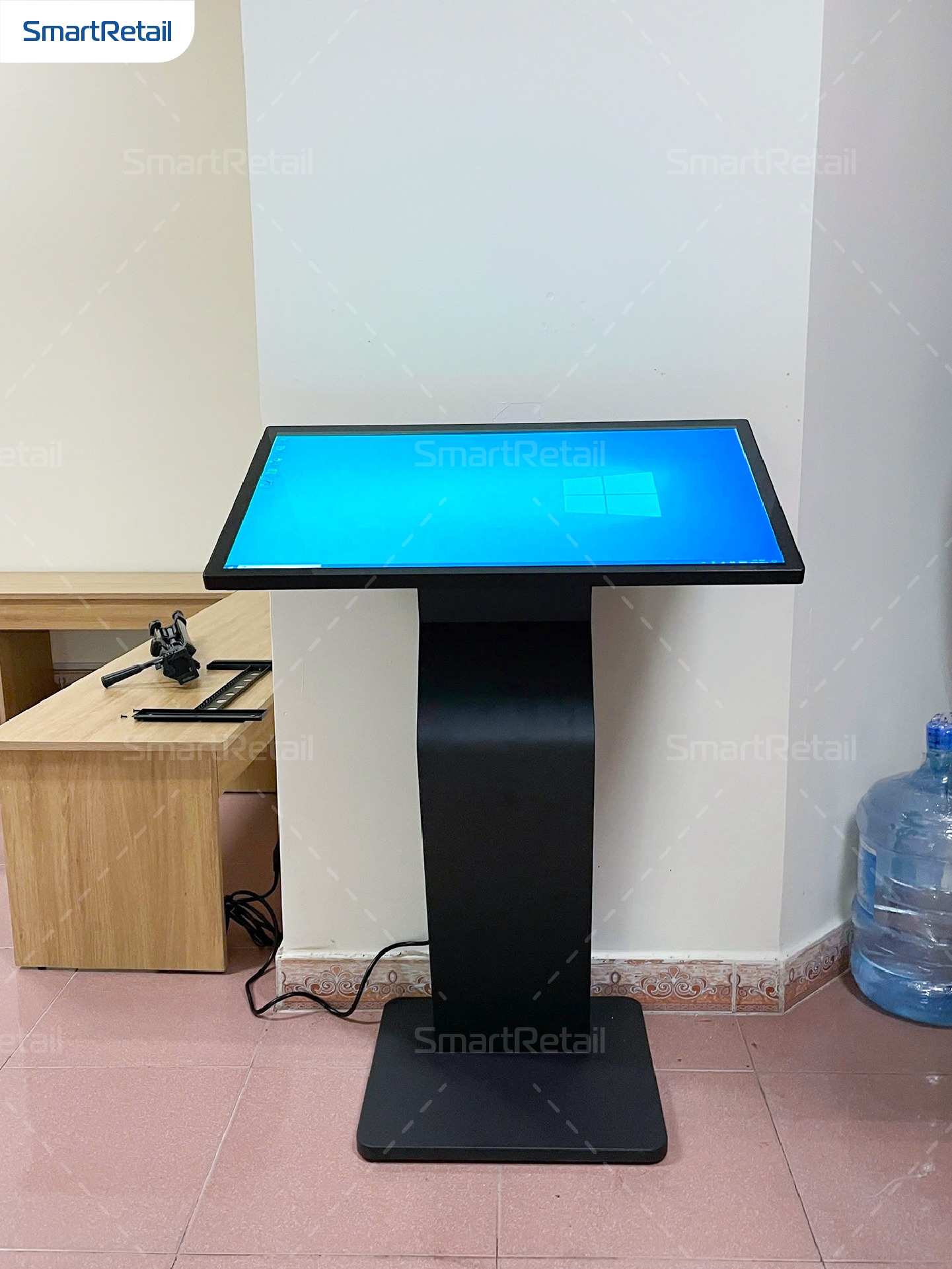 Màn hình cảm ứng chân quỳ 32 inch tại Công ty Sawaco