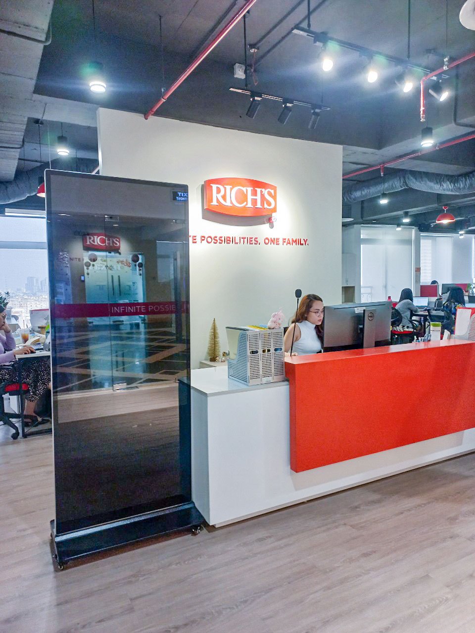 Màn hình Standee điện tử tại Rich Products Việt Nam