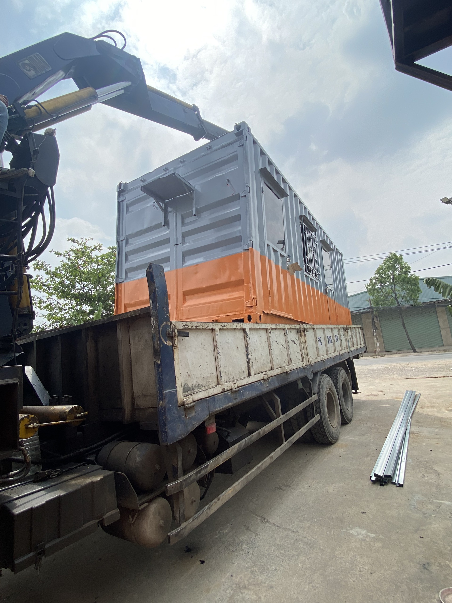 Dịch vụ thi công, cẩu hạ container - Container Thahoco - Công Ty TNHH Kỹ Thuật Dịch Vụ Thahoco