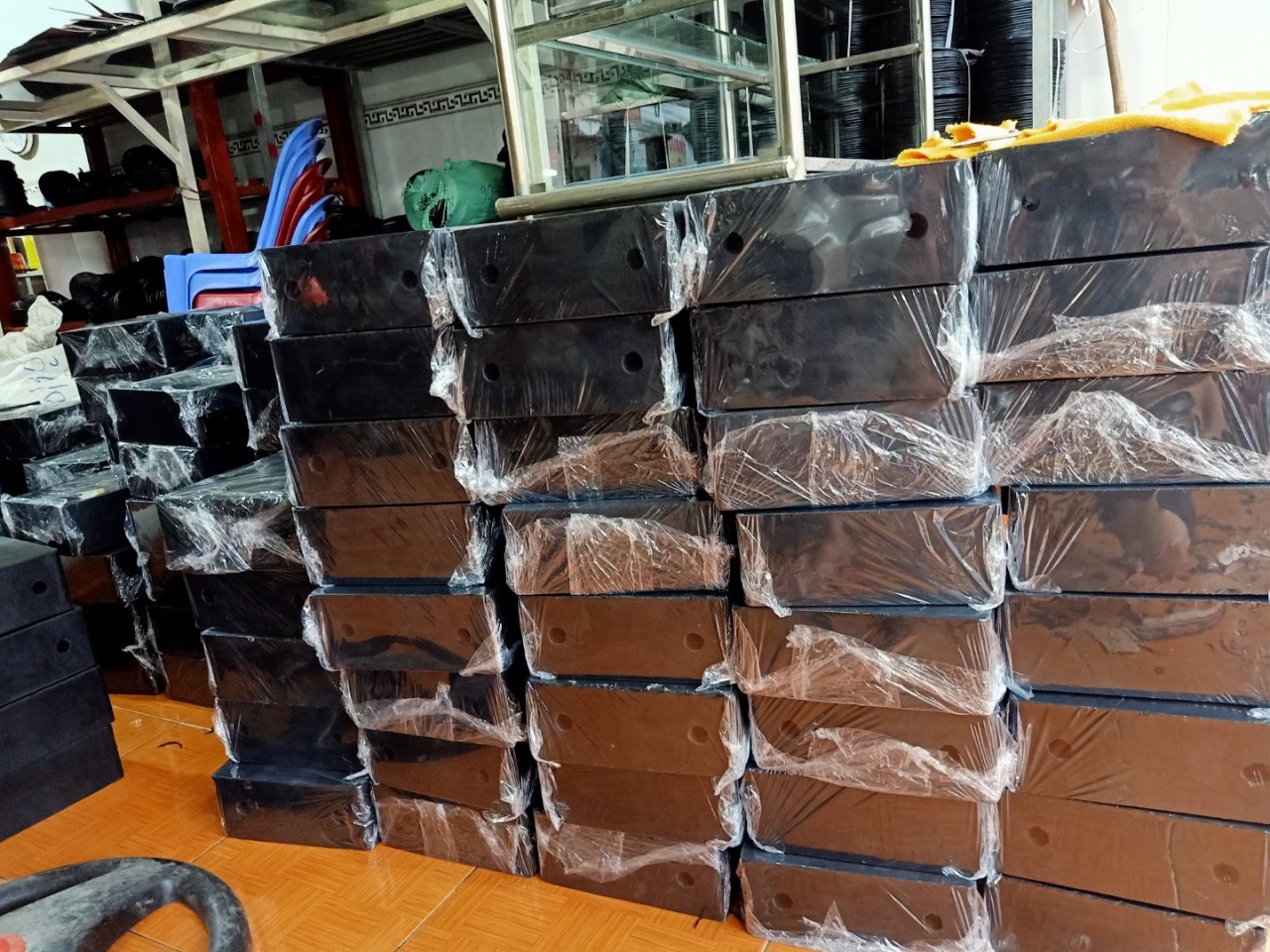 Đệm cao su chống va tường - Công Ty Cao Su Kỹ Thuật Vũ Trí