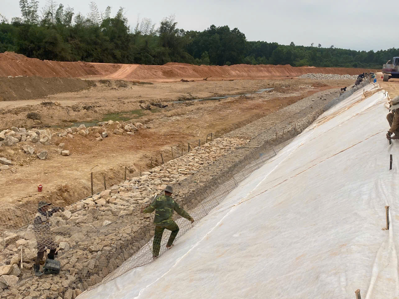 Thi công lưới thép rọ đá