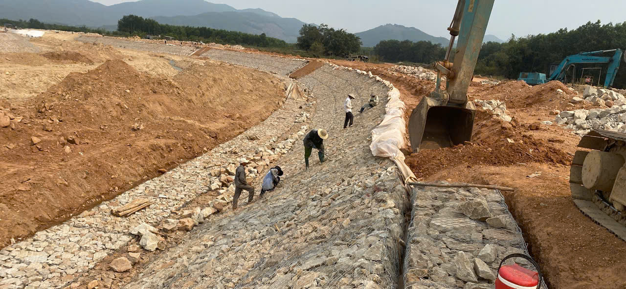 Thi công lưới thép rọ đá