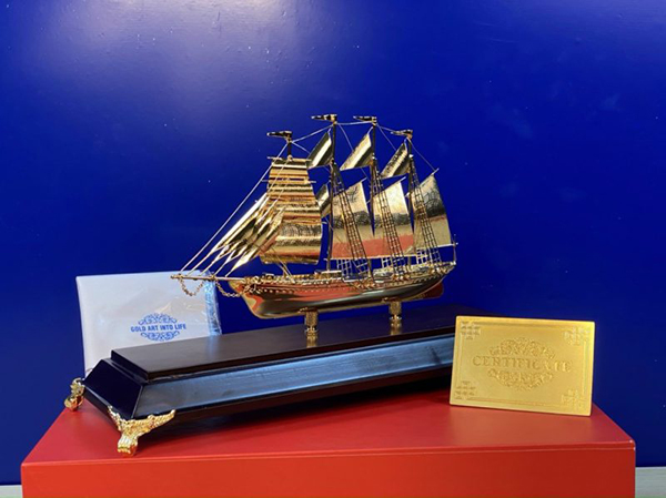 Mô hình thuyền buồm mạ vàng in logo - Quà Tặng Cao Minh - Công Ty TNHH Truyền Thông Cao Minh