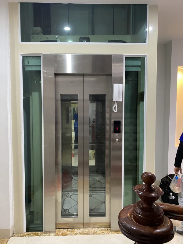 Thang máy lồng kính