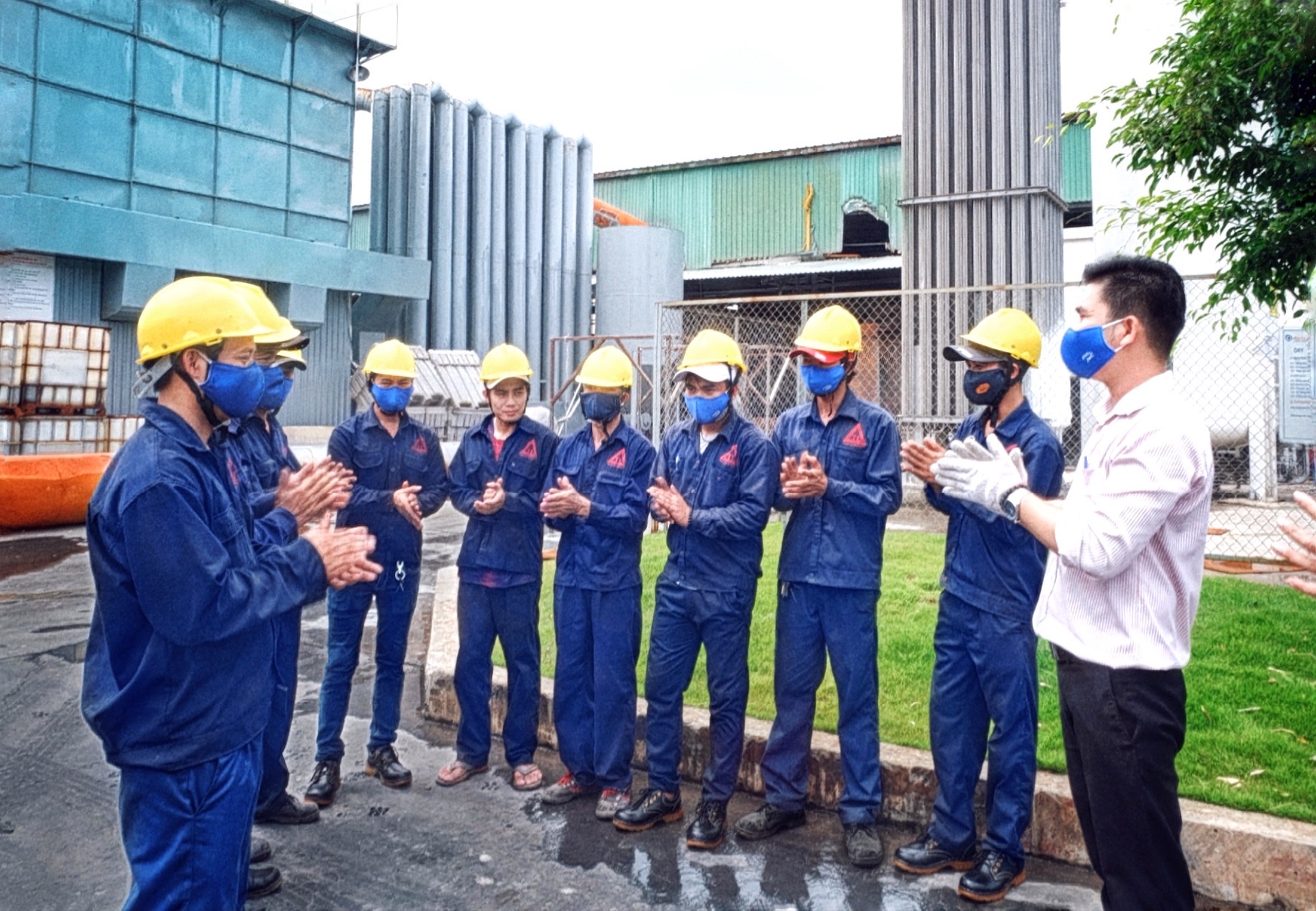 Đội ngũ nhân viên công ty Luyện Kim Thăng Long