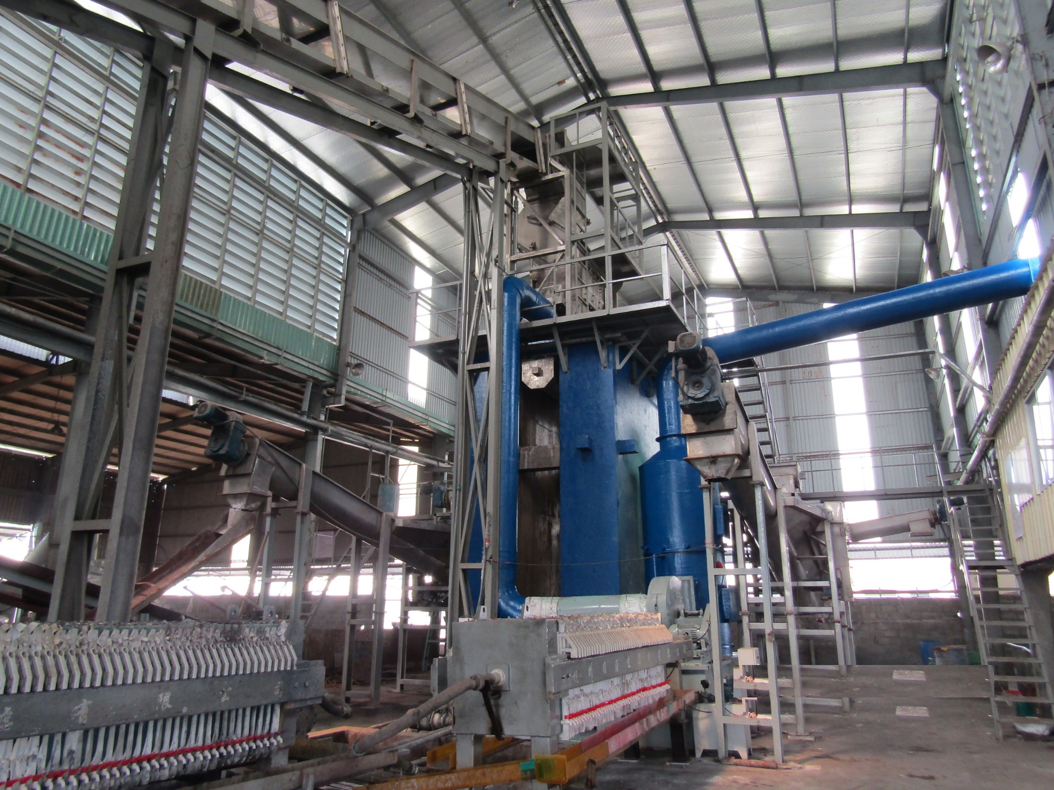 Khu vực tái chế bình ắc quy công ty Luyện Kim Thăng Long