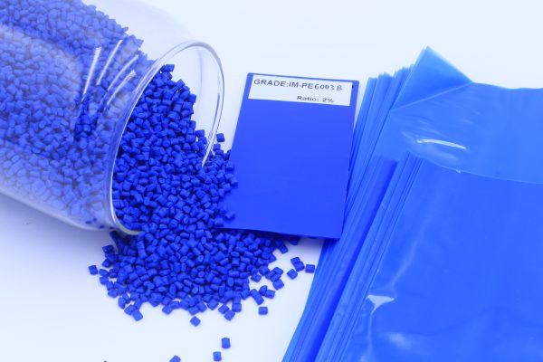 Hạt nhựa màu xanh dương