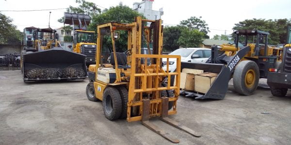 Xe nâng gật gù lốp kép thương hiệu Komatsu FD30-11 - Xe Nâng Vlift Việt Nam - Công Ty TNHH Xe Nâng Vlift Việt Nam