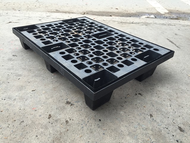 Pallet nhựa đen gỗ