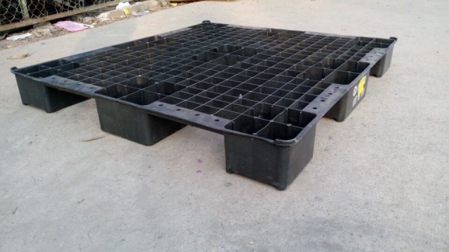 Pallet nhựa đen