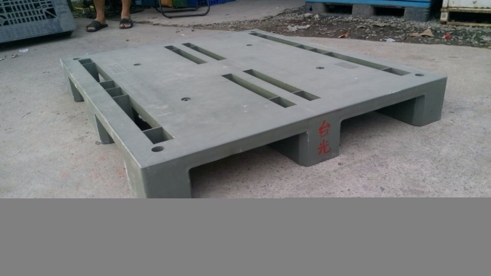 Pallet nhựa xám