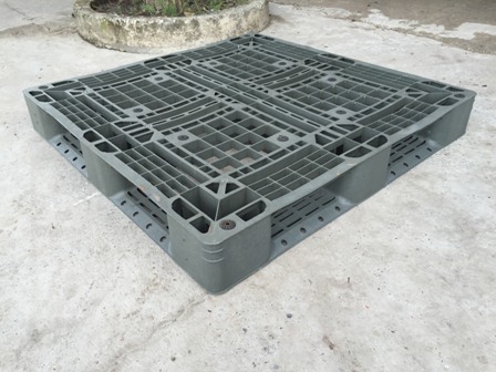 Pallet nhựa xám mặt lưới