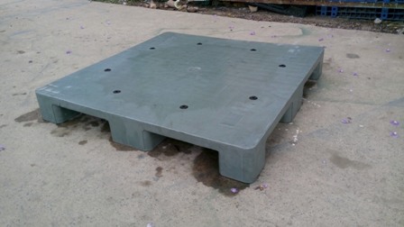 Pallet nhựa xám mặt tiền