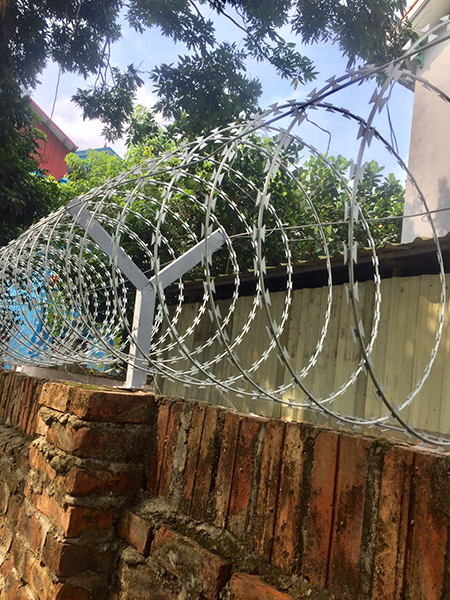 Dây thép gai hình lưỡi dao bụng nhùng - Lưới Thép Trần Vũ Nguyên - Công Ty TNHH Sản Xuất Và Kinh Doanh Trần Vũ Nguyên