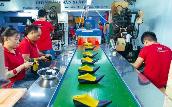 Cố định giày vào form - Thiên Hương Shoes - Công Ty Cổ Phần Đầu Tư Quốc Tế Thiên Hương