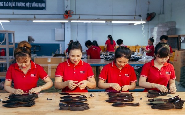 Dán nhãn sản phẩm - Thiên Hương Shoes - Công Ty Cổ Phần Đầu Tư Quốc Tế Thiên Hương