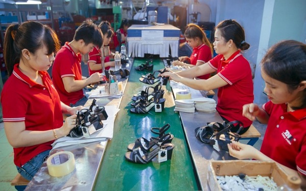 Kiểm tra chất lượng sản phẩm trước khi xuất xưởng - Thiên Hương Shoes - Công Ty Cổ Phần Đầu Tư Quốc Tế Thiên Hương