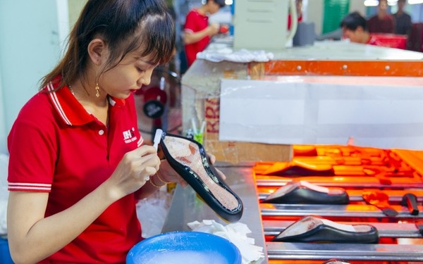 Quét keo dán đế cho giày - Thiên Hương Shoes - Công Ty Cổ Phần Đầu Tư Quốc Tế Thiên Hương