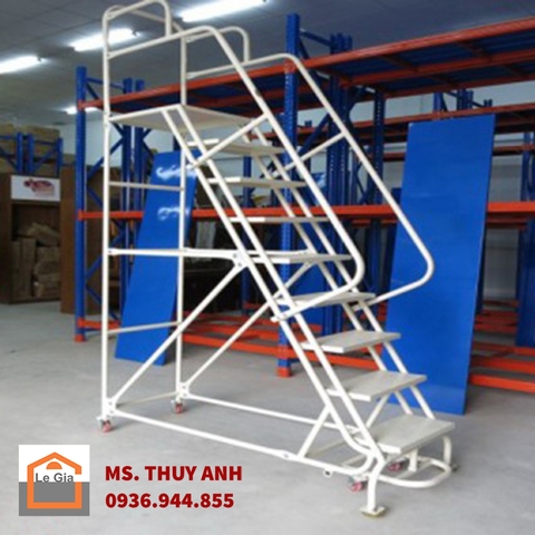 Xe thang lấy hàng trong kho