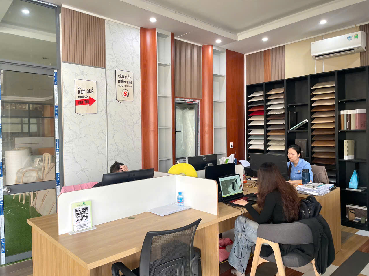 Hình ảnh đội ngũ nhân viên